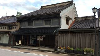 通りの建物について解説。