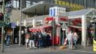 駅前に行列。カリーブルストの中ではたしかに安いほうです。