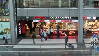 ベルリン中央駅のモールの中にあります。