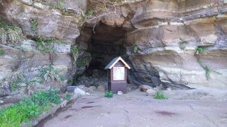 日本武尊の伝説に関わる観音様が祀られている洞窟もある