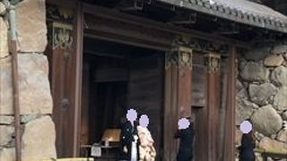 松本の黒門の前で、ウェディング撮影をみました。桜の時期なので、とても素敵でした。