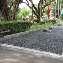 公園内には足つぼを刺激する健康歩道もあります。
