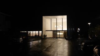 モダンな建物の掛け流しの温泉