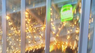 ガラス張りのショップ