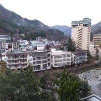 部屋からは川、ダム、温泉街の眺めが良いです。