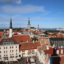 北側の聖オレフ教会と精霊教会の塔、タリン港が見えます。