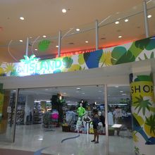  ハガニアショッピングセンター円形ド―ム吹抜け前