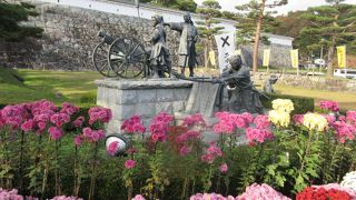 箕輪門の前，二本松城のシンボル的存在