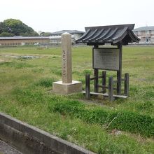 説明板　左後方が東院庭園