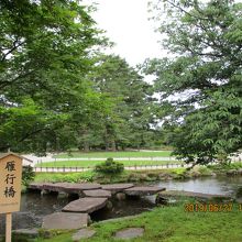 雁行橋付近を流れる曲水
