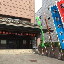 国立劇場に比べるとコンパクト