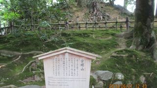 霞ヶ池わきの小山