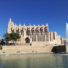 南側から見た大聖堂は美しい