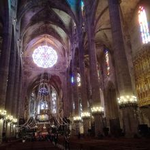 内部も天井が高く見ごたえあり