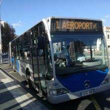 本数はそれなりにあるが、それ以上に客が多い。