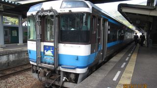 山間をうなりながら走行します