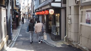 昼間も食事ができる店もある