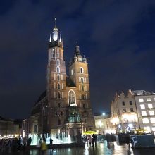 夜の中央広場と教会
