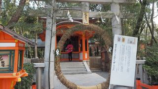 大茅輪をくぐれば疫病から逃れられる