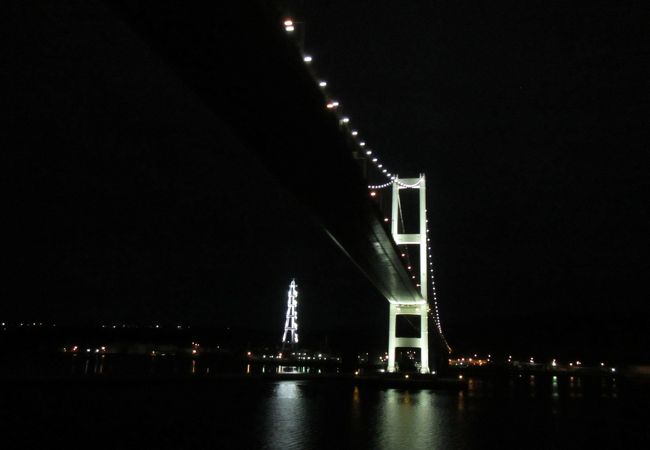 室蘭港を出発するフェリーからロマンチックな室蘭の夜景