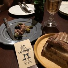 まずはお通し パテとTHE BAKEのパン