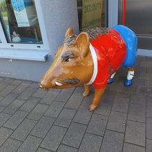 イノシシ像がいろいろ。