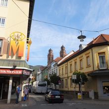 一番市街らしい交差点。