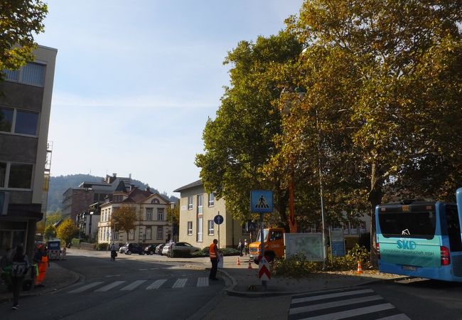 左斜めに。商店街は駅からちょっと行った先あたり。