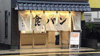 市役所前にバスが止まります