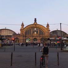 早朝の駅舎全景