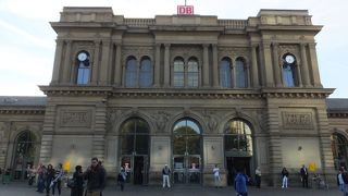 荘厳な駅舎。ホームはモダン。