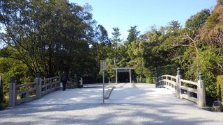 「ここでは左側通行」と書かれた橋を渡って中に入って参拝をスタート