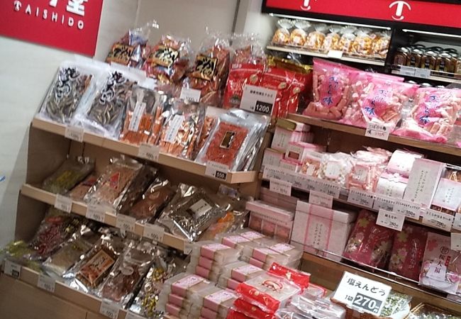 昔の綿菓子などもあるのでよく購入