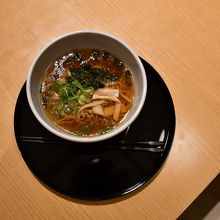 夜は小ぶりの拉麺