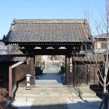 歴史と味わいを感じる山門