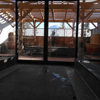 露天風呂の塀と屋根のすき間に富士山が見えます