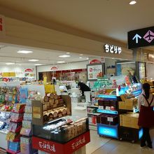 売場は小さいが品揃えは良い