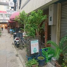 看板の褪色が歴史を物語る