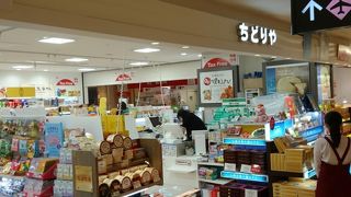 新千歳空港のコンパクトなお土産店