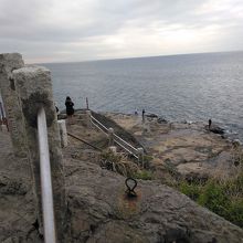 釣り人がいました、平らで足元安心