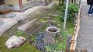 竹の根のような手水鉢