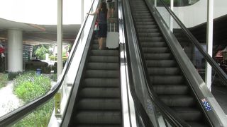 下りのエスカレーターも完備