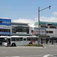 松本駅前は右手に乗り場があります