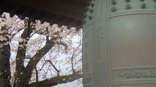 急な階段の先に