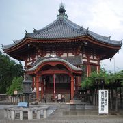 興福寺の中でも最も大勢の観光客が訪れるスポットのひとつとなっています。