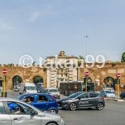 地下鉄のサン・ジョバンニ駅を出てサン・ジョバンニ・イン・ラテラノ大聖堂へ向かうとすぐです。