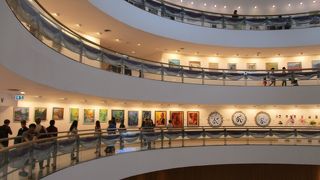 らせん状の館内