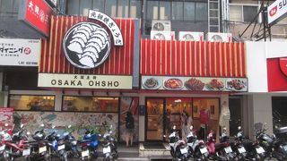 タニヤ通り近くのビルの１階にあります