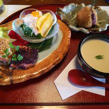 前菜とスープの盛り合わせ