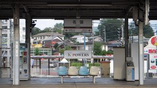 三重県の伊賀地方に位置する名張市にある駅です。